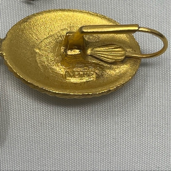 Vintage Venue Stunning Matte Gold Tone Tear Drop Pearl Clip On Earrings - Picture 2 of 4